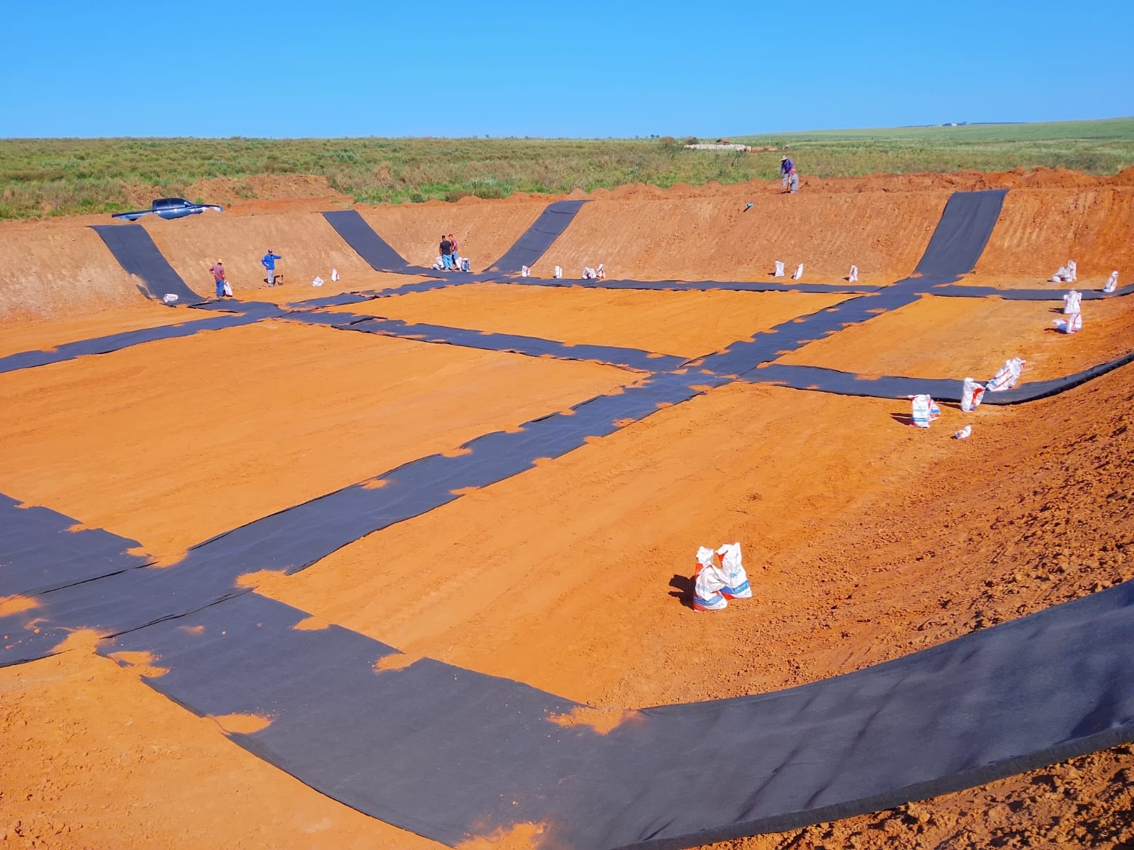 Geocomposto drenante instalado sob geomembrana PEAD