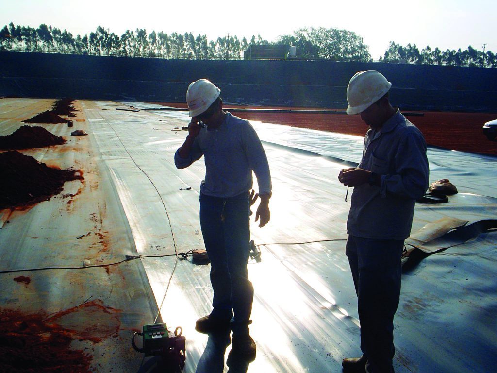 Equipe SEAGRO executando solda por termofusão em geomembrana PEAD