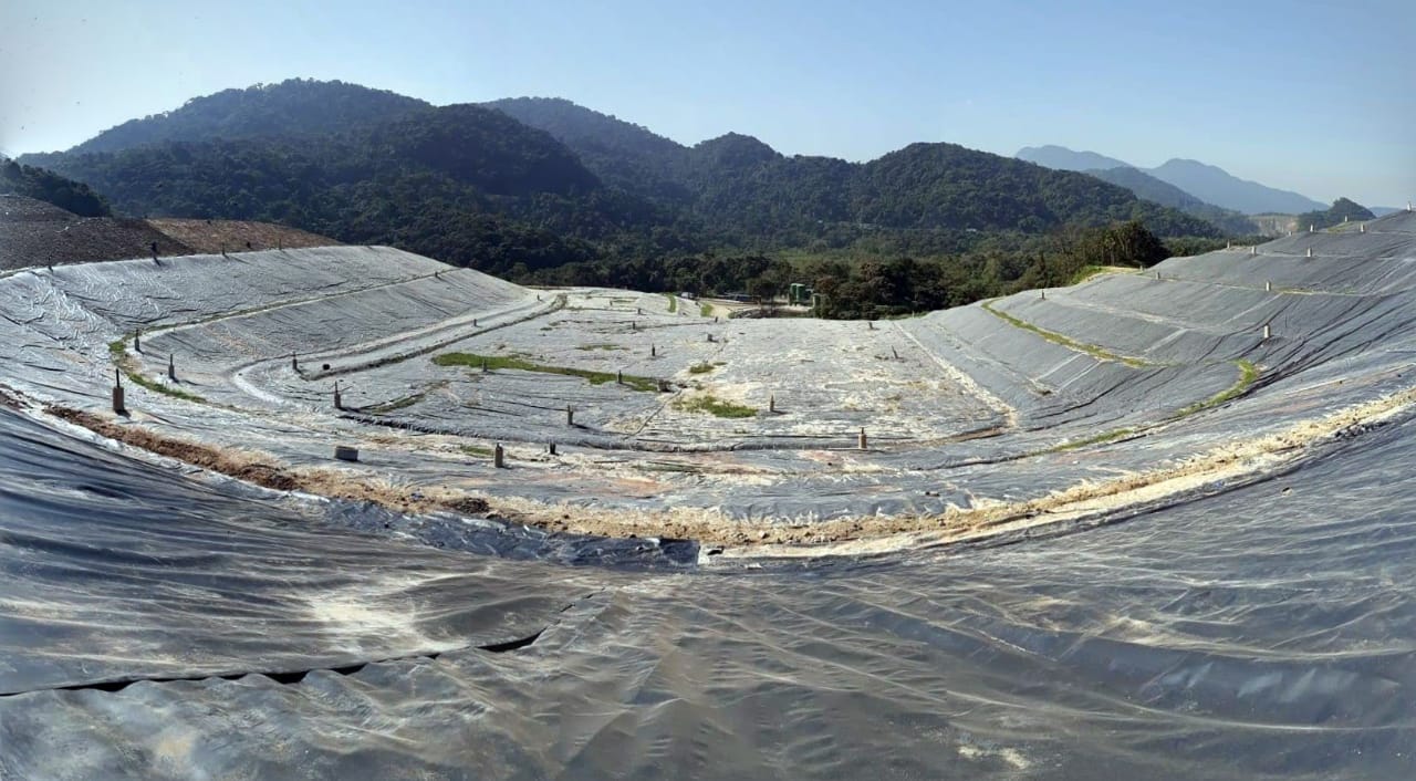 Aterro sanitário impermeabilizado com geomembrana PEAD