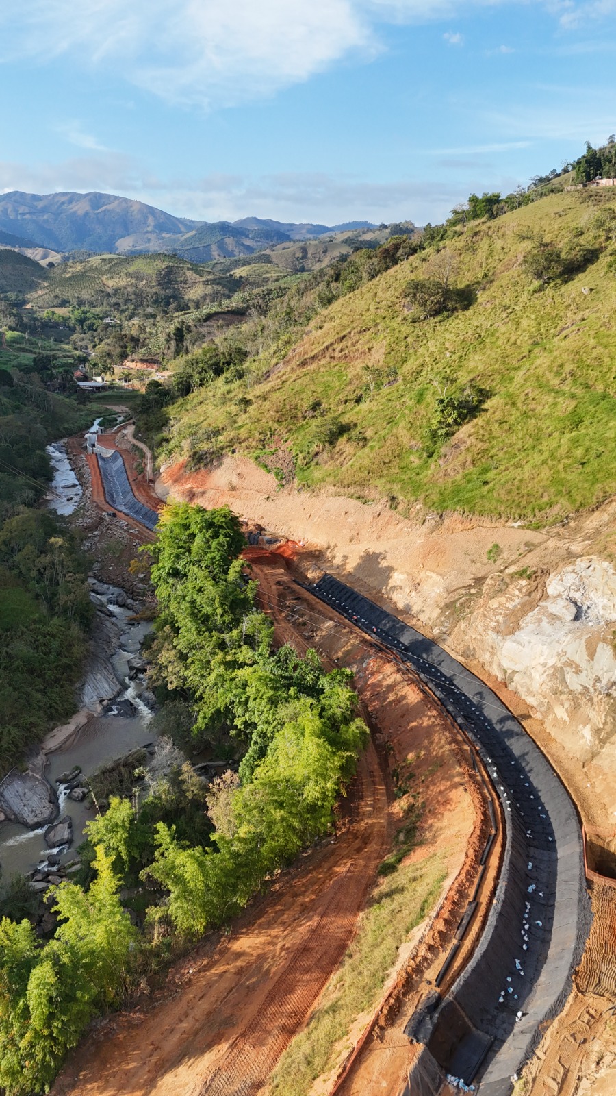 Canal de adução em construção revestido com geomembrana PEAD, executado conforme especificação — SPE Paquequer, Sumidouro/RJ