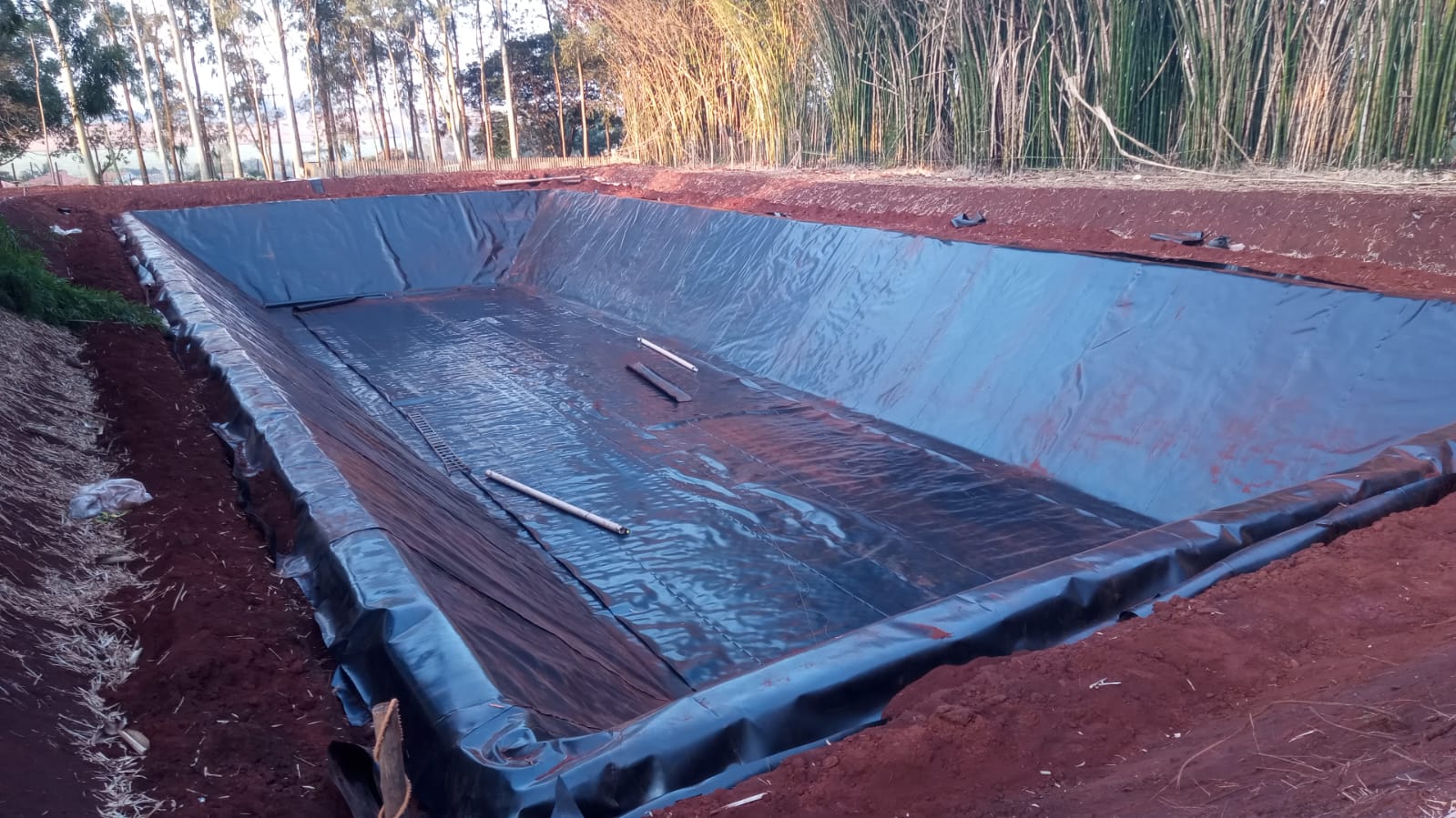 Material sendo instalado em obra pela equipe SEAGRO