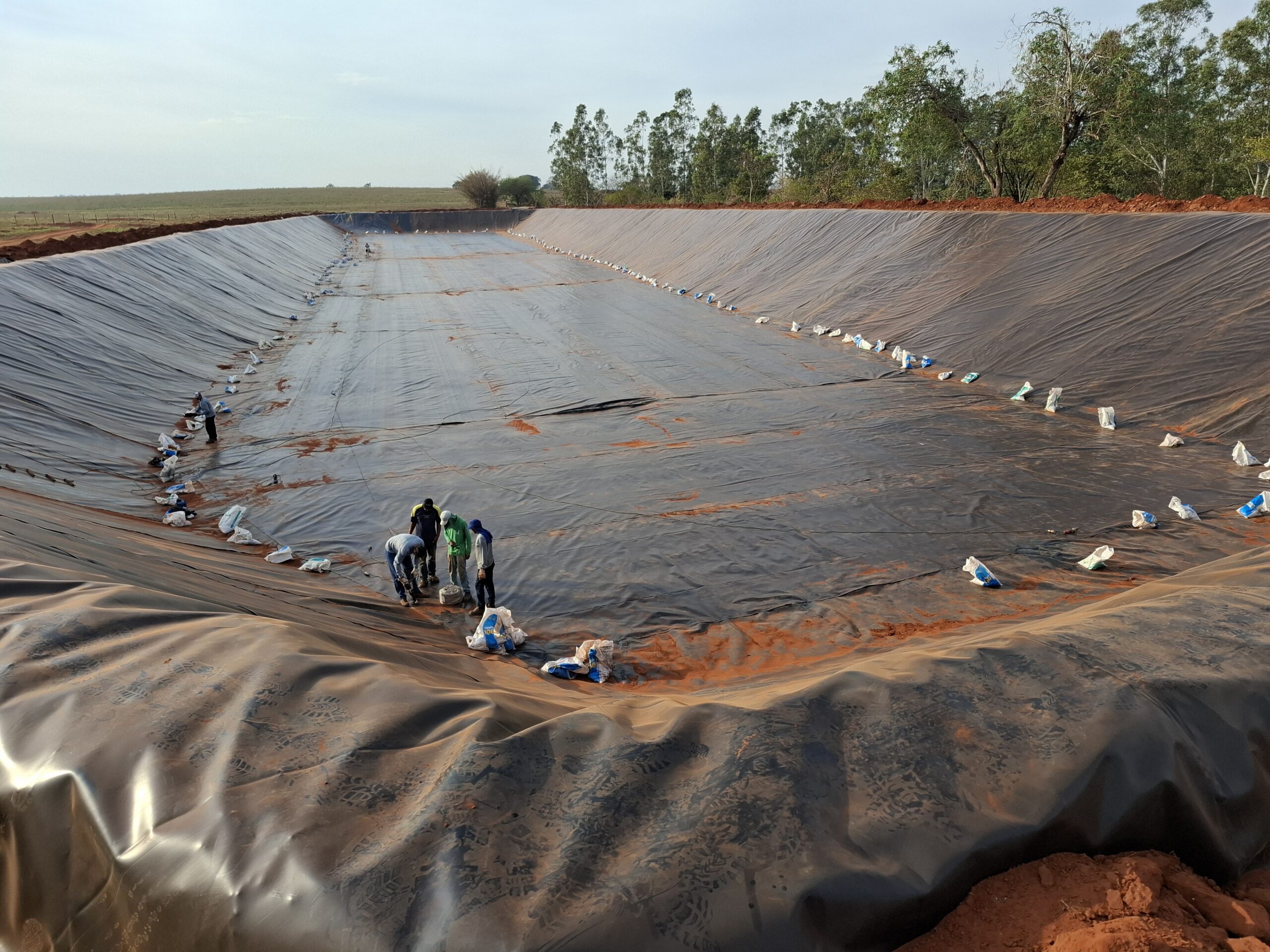 Instalação de geomembrana de PEAD em lagoa de vinhaça